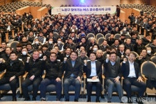 노원구 버스 운수종사자와 기념촬영하는 오승록 노원구청장