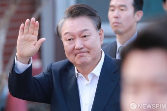 서울구치소 나서는 윤석열 대통령