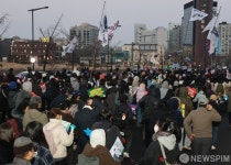 윤석열 석방후 분노의 행진하는 14차 범시민대행진 참석자들