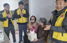 연천 전곡읍협의체, 고위험 가구 생일 케이크로 이웃사랑 나눔