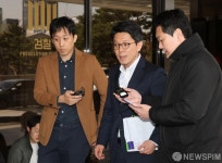 답변하며 검찰로 이동하는 김병민 서울시 정무부시장