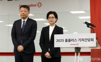 취재진 앞에 선 조주연 홈플러스 대표-김광일 MBK 부회장