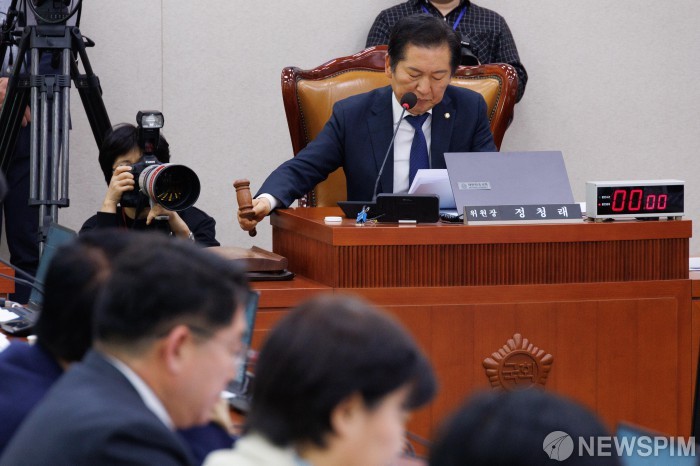 정청래, 최고위원회의에서 의사봉 두드리며 활발한 활동 보여 외친다.