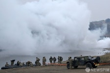 도하지점 정찰 준비하는 장병들