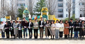 ‘월계초등학교 놀이터 개장식’ 커팅식 참여하는 오승록 노원구청장