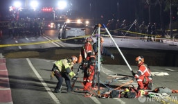 강동구 명일동에 대형 싱크홀 발생…오토바이 운전자 구조 시도