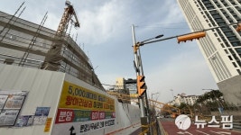 [종합] 대전 유성 상가건물 공사장 타워크레인 쓰러져...인부 1명 중상