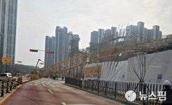 [종합] 대전 유성 상가건물 공사장 타워크레인 쓰러져...인부 1명 중상