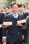 발언 없이 법정 향하는 이재명 더불어민주당 대표