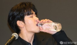 목 타는 김수현