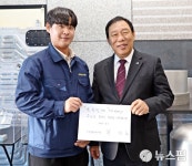 시장님, 팬이에요! 환한 미소로 사인 건네는 최민호 세종시장