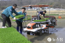 순창군 풍산면서 올해 첫 모내기 시작