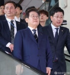 캠프 인선 발표 마치고 국회 나서는 이재명