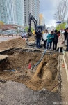 불안속  애오개역 땅꺼짐 살펴보는 서울 서부도로사업소 관계자