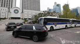 서울중앙지방법원 지하주차장 향하는 윤석열 전 대통령 탑승 차량
