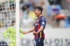 [프로축구] 수원 첫 승 이끈 이현용, K리그1 8라운드 MVP