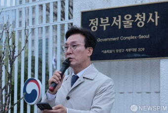 정부서울청사앞에서  1인 시위하는 김민석 최고위원