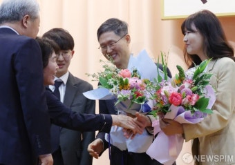퇴임 축하 꽃다발 받는 문형배 헌법재판소장 권한대행