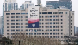 尹부부 수돗물 228톤·500만원 캣타워 논란에…대통령실 통상적 수준