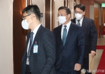 '채널A 수사' 이정현 검사장 정직 1개월…이 검사장 