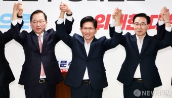 지지 선언한 의원들과 손 맞잡은 김문수