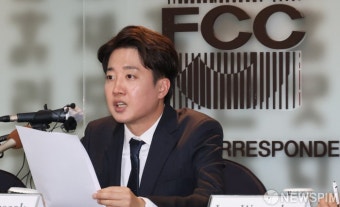 서울외신기자들에게 심정 밝히는  이준석 개혁신당 대선후보