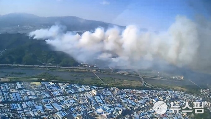 대구 함지산 산불 확산 속 진화율 15%, 약 1200명 대피, 대응 3단계 발령 – 수리온 헬기 투입