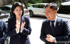 이광희 의원과 대화하는 김혜경 씨