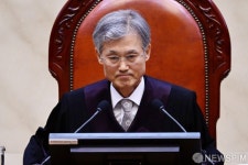 입술 다문 조희대 대법원장