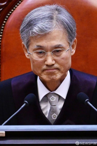 입 굳게 다문 조희대 대법원장
