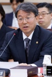 질의 답변하는 김정원 헌재 사무처장