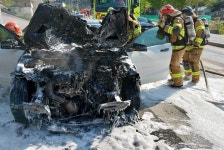 봉화 내성리 도로서 주행 중 외제 승용차 화재...인명피해 없어