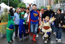 오언석 도봉구청장,‘슈퍼맨’으로 어린들과 퍼레이드 펼쳐
