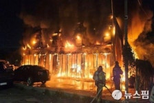 수원 차량 광택업체서 화재...건물 1동·차량 3대 전소