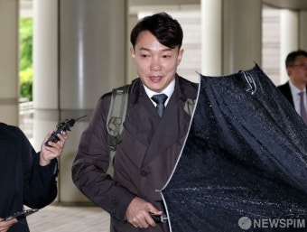 ‘위장 전입·리조트 접대 혐의’ 이정섭 검사, 첫 공판
