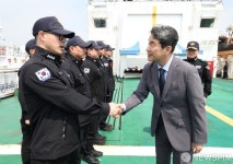 서해5도 특별경비단 3005함 승조원 격려하는 이주호 권한대행