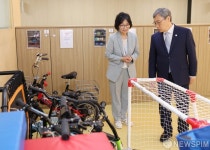 서울도솔학교 교구 점검하는 정근식 서울시교육감