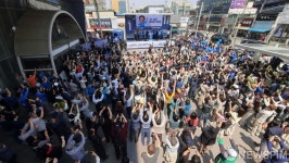 구미역 광장에서 지지자 만나는 이재명 더불어민주당 대선후보