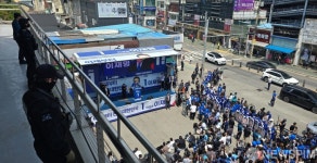 유세장 경계근무하는 경찰특공대
