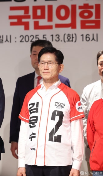 지지 성명서 낭독 듣는 김문수 대선후보
