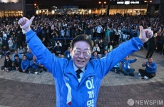 엄지손가락 치켜 든 이재명 더불어민주당 대선 후보