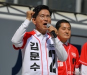 주먹 쥐고 진주 유권자 만나는 김문수 대선 후보