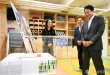강남구웰에이징센터에 만족하는 오세훈 서울시장