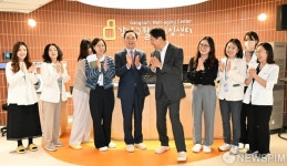 강남구웰에이징센터에서 박수치는 오세훈 서울시장