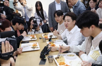 21대 대선 이준석, 학식 유세로 청년 표심 공략