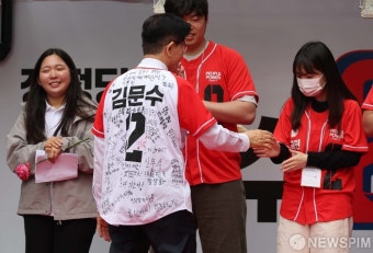 청년들과 인사하는 김문수 후보