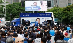 타임스퀘어 앞 유세 펼치는 이재명 후보