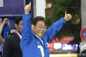 이재명, 지지자들의 환호에 화답