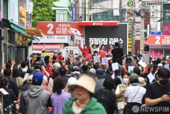 유세차량에 오른 김문수
