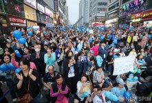이재명 대선 후보 유세 바라보는 시민들